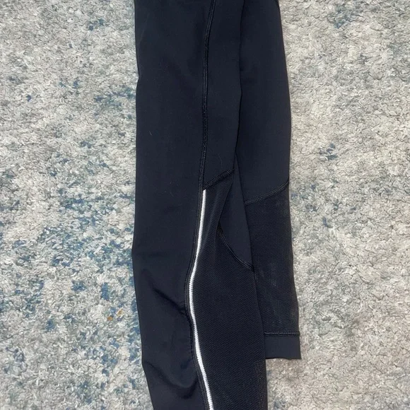 Lululemon Cropped Capri Leggings with mesh and reflective detail - Picture 3 of 6
